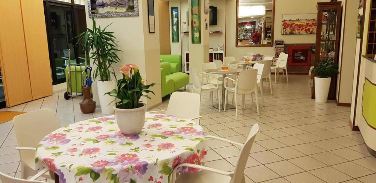 Hotel La Falena Cervia Kültér fotó